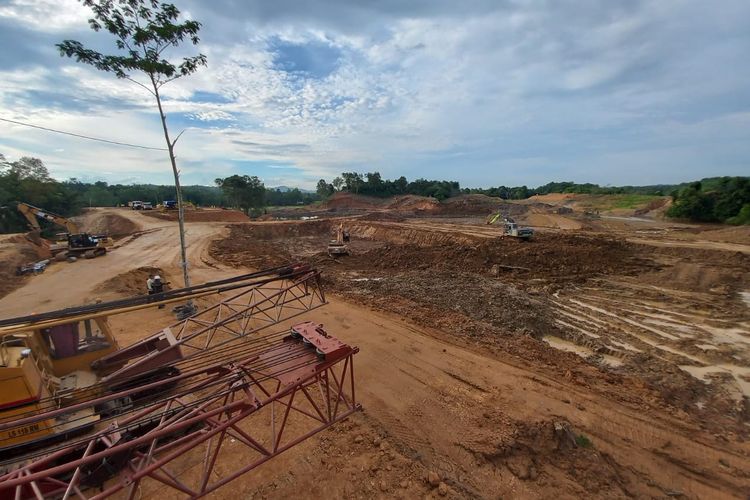 Sejumlah alat berat sedang menggaruk lahan membentuk bendung dalam pengerjaan proyek Intake Sepaku, Kabupaten PPU, Kaltim saat tim Kompas.com diperkenankan meninjau proyek ini, Senin 23 Mei 2022. 
