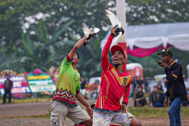 Lomba Merpati Kolong Piala MenKopUKM, di Landasan Udara Rumpin, Bogor, Jawa Barat, Minggu (18/9/2022).