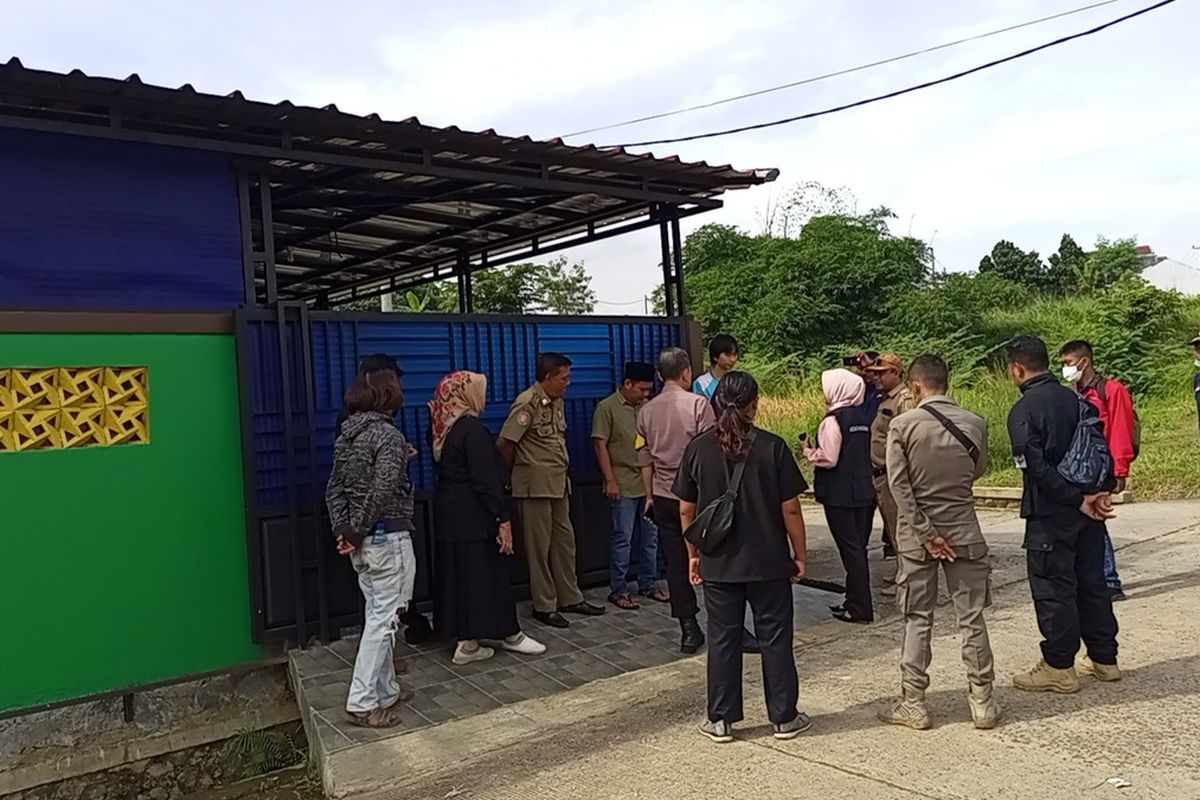 Kondisi rumah pria berinisial US (40) yang hidup kembali setelah sebelumnya dinyatakan meninggal dunia di Perumahan Ambar Telaga Residence 2, Kecamatan Rancabungur, Kabupaten Bogor, Jawa Barat, Selasa (15/11/2022).