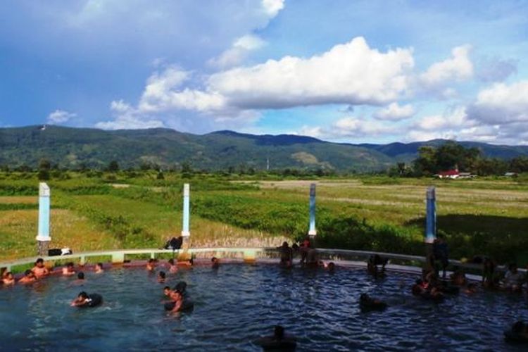 Sejumlah wisatawan menikmati Pemandian Air Soda yang terletak Desa Parbubu I, Kecamatan Tarutung, Kabupaten Tapanuli Utara, Sumatera Utara, Sabtu (17/9/2016). 