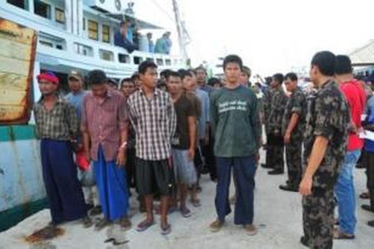 Ratusan Anak Buah Kapal (ABK) asing korban perbudakan di Benjina Kepulauan Aru Maluku, dievakuasi ke Tual Maluku Tenggara beberapa waktu lalu.