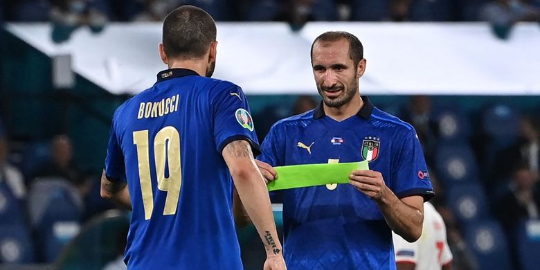 Duet bek tengah timnas Italia, Leonardo Bonucci dan Giorgio Chiellini. 