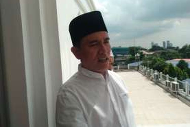 Yusril Ihza Mahendra usai memberikan khotbah Jumat di Masjid Agung Al-Azhar, Kebayoran Baru, Jakarta Selatan, Jumat (17/6/2016).