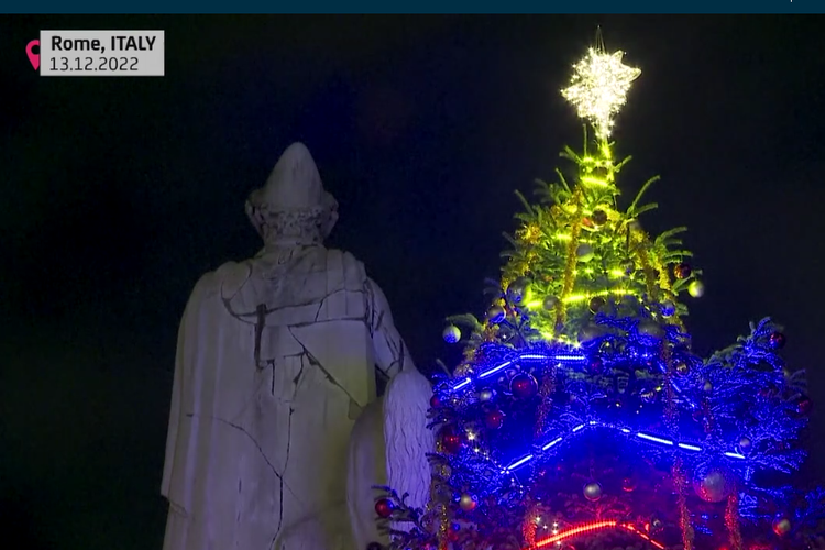 Tampilan pohon natal di depan Balai Kota Roma, Italia