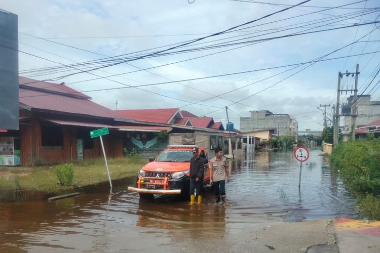 Petugas BPBD Dumai melakukan patroli di permukiman warga yang dilanda banjir rob di Kecamatan Dumai Kota, Kota Dumai, Riau, Senin (10/10/2022).