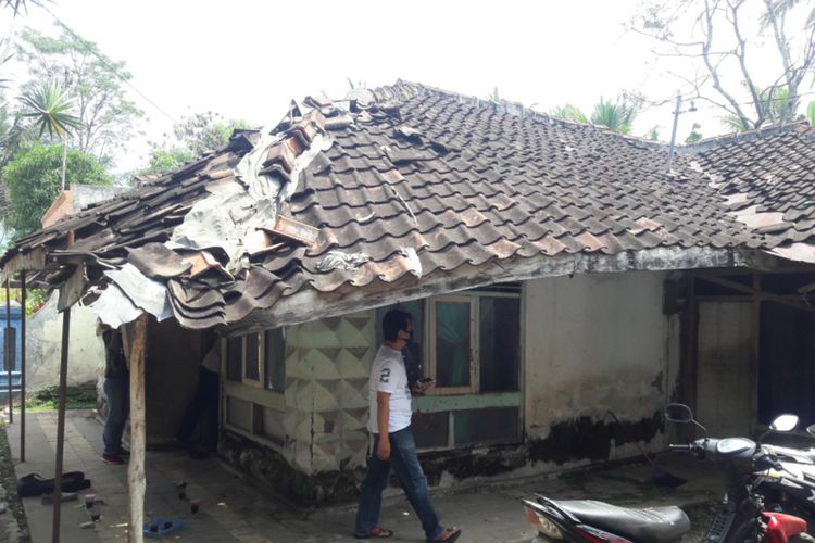 Rumah Minah, nenek 70 tahun yang puluhan tahun hidup sendiri di rumah yang reyot dan rusak berat, Minggu (19/4/2020). Videonya mengaji seorang diri di rumah reyotnya yang atapnya mau ambruk viral di media sosial. 