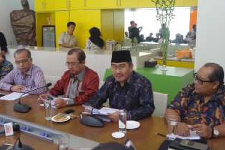 Ketua Umum Ikatan Cendekiawan Muslim Indonesia (ICMI) Jimly Asshidiqque bersama jajaran pengurus ICMI di Kantor ICMI Jalan Proklamasi, Jakarta Pusat, Selasa (3/1/2017)