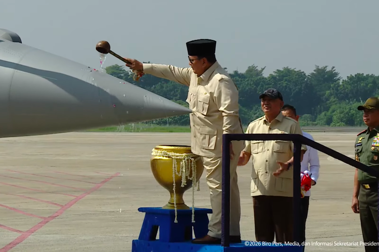 Prabowo menyiram kembang di moncong jet tempur Rafale saat prosesi serah terima ke TNI, 18 Mei 2026. 