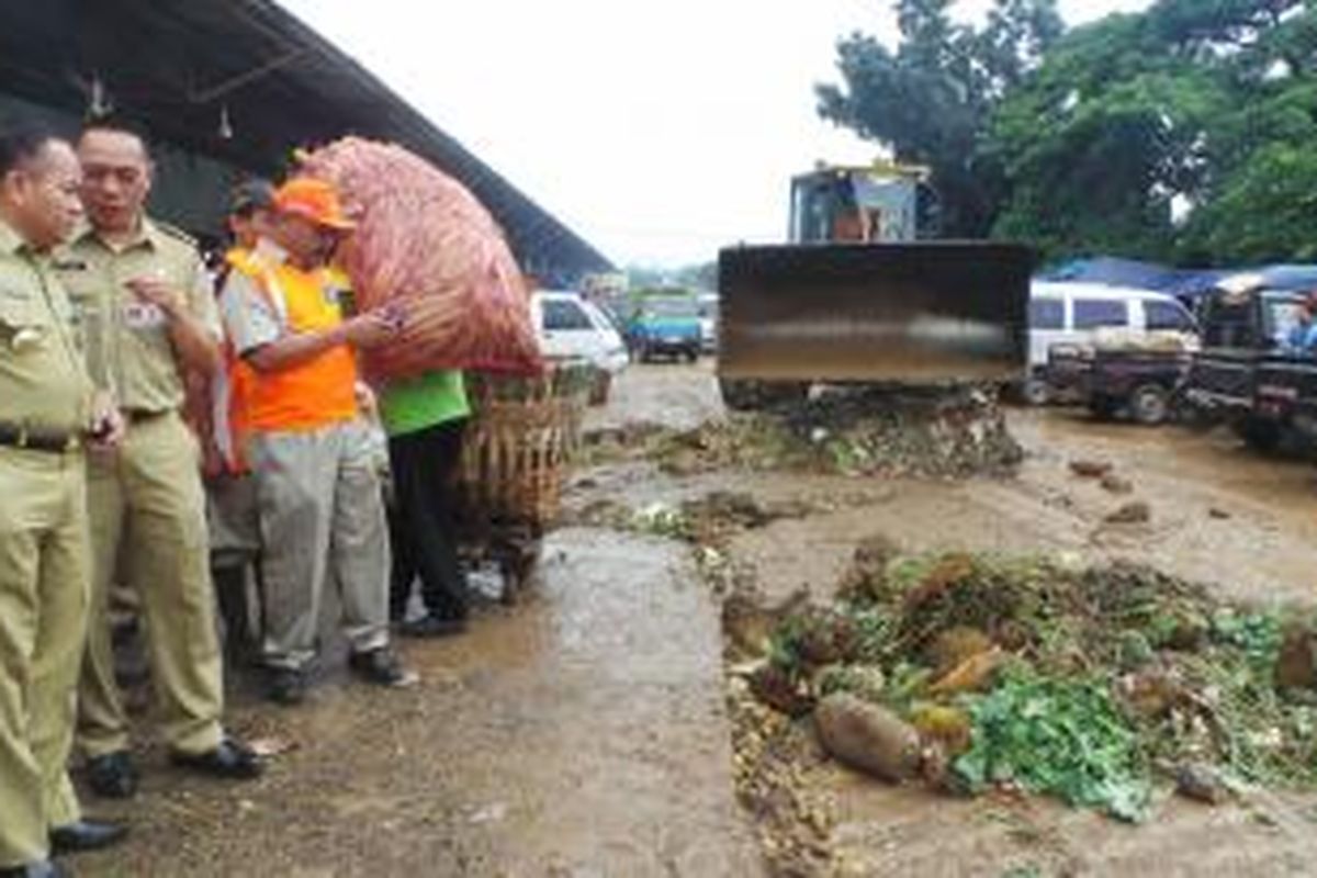 Walikota Jakarta Timur Bambang SW (paling kiri) blusukan meninjau masalah sampah di Pasar Induk Kramatjati, Jakarta Timur, Selasa (13/1/2015).