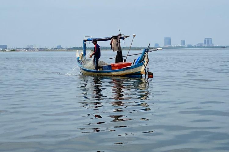Nelayan Muara Angke mencari ikan di sekitar kawasan hasil reklamasi Pulau G. Sehari-hari, mereka menjaring ikan dari pagi hingga sore. Namun, sejak adanya Pulau G mereka mengaku hasil tangkap laut menjadi beekurang. 