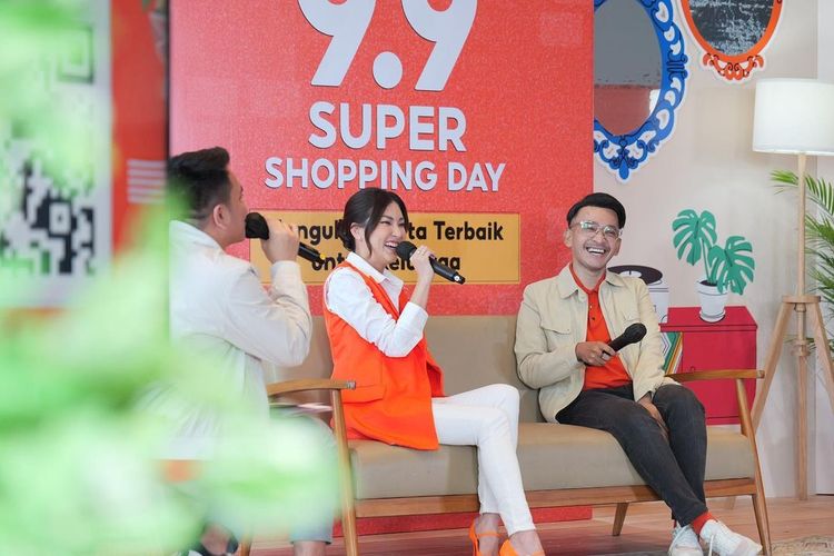 Selebritas Sarwendah akan menjadi program Flash Sale Mobil 9RB di Shopee Live pada puncak kampanye Shopee 9.9 Super Shopping Sale, Sabtu (9/9/2023). 