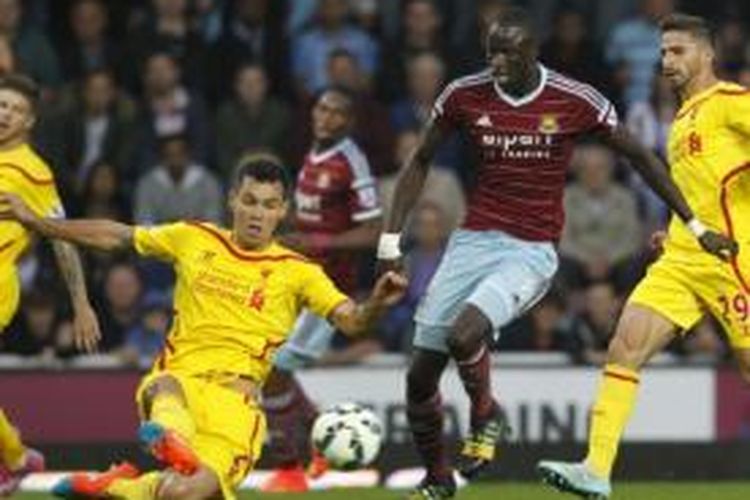 Bek Liverpool, Dejan Lovren (kiri), mencoba menghentikan laju gelandang West Ham United, Cheikhou Kouyate (kanan), pada laga Premier League di Stadion Boleyn Ground, London, Sabtu (20/9/2014).