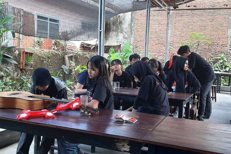 Para peserta lomba bikin poster dan lagu pakai AI di Jember 