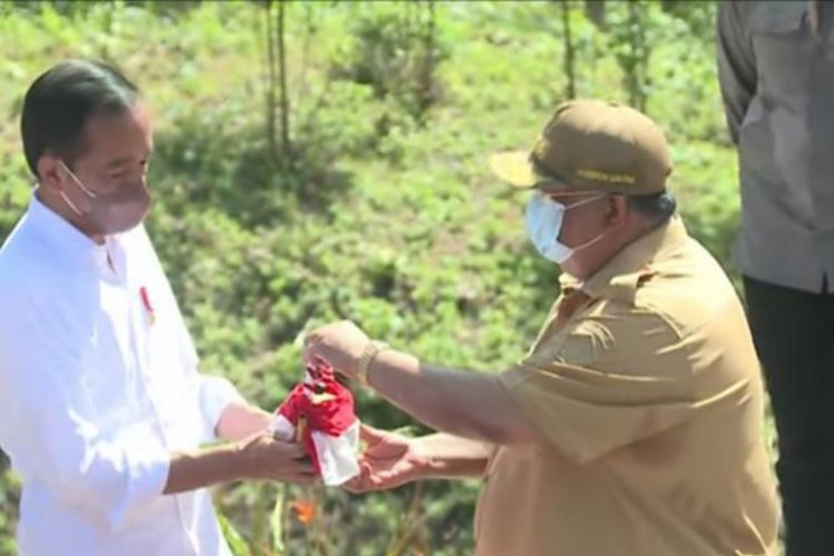 Gubernur Sultra Ali Mazi menyerahkan air dari makam Sangia Nibandera Kerajaan Mekongga dan tanah dari Keraton Kesultanan Buton ke Presiden Joko Widodo di IKN.