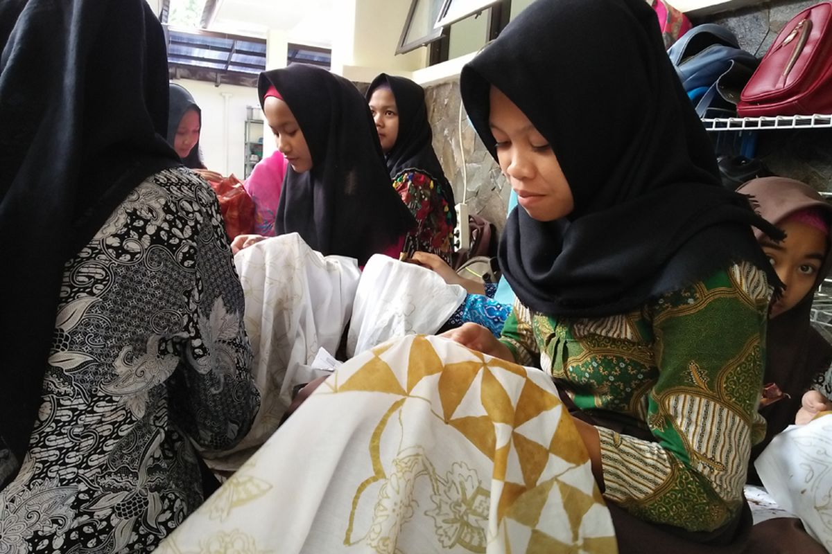 Salah satu siswi di SMKN 2 Gedang Sari, Kampung Tegalrejo, Kecamatan Gedangsari, Gunungkidul, Yogyakarta sedang melakukan aktivitas membatik.