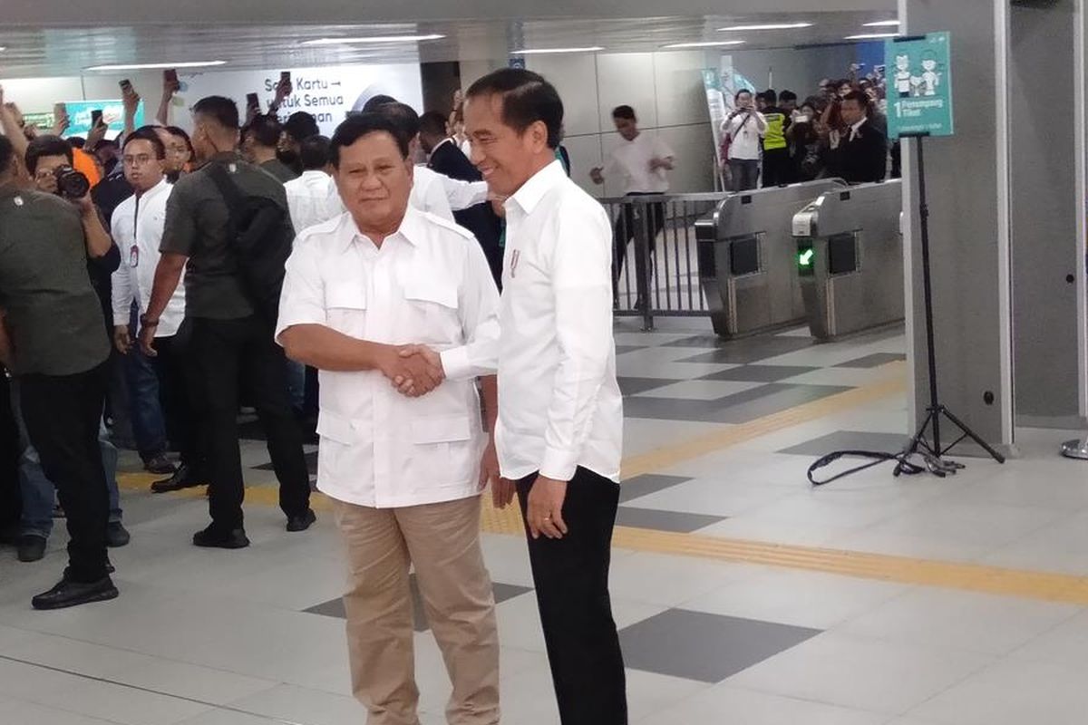 Jokowi dan Prabowo Bertemu di stasiun MRT Lebak Bulus Jakarta Selatan, Sabtu (13/7/2019).