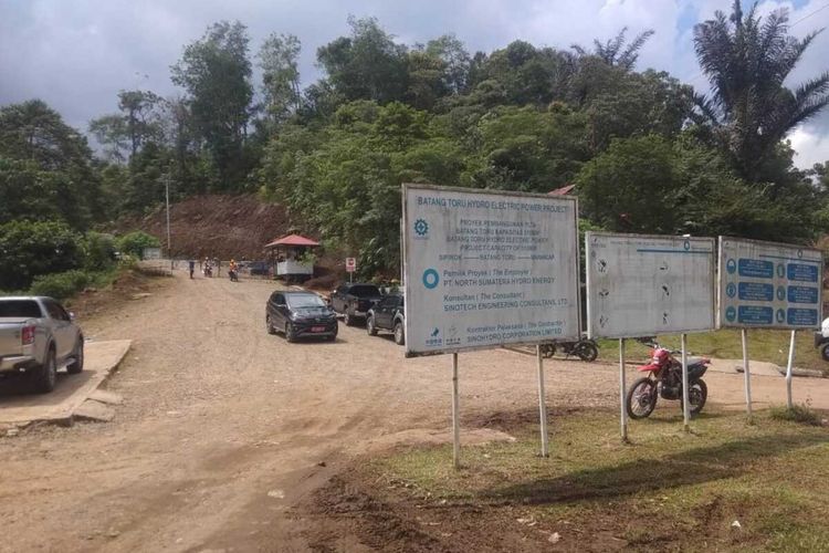 Salah satu pintu masuk menuju area proyek pembangunan PLTA Batang Toru, di Desa Marancar, Kecamatan Marancar, Kabupaten Tapanuli Selatan. Proyek PLTA Batang Toru kembali telan korban, 1 TKA china tewas, setelah tertimpa batu di terowongan, saat melakukan pengeboran lubang untuk peledakan, Kamis (10/11/2022) malam.