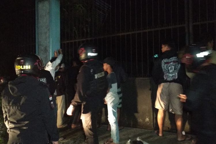 Tim Maung Galunggung Polresta Tasikmalaya saat menggerebek puluhan anggota geng motor lengkap membawa senjata berbahaya sebelum berniat tawuran di wilayah Kota Tasikmalaya, Minggu (27/3/2022).