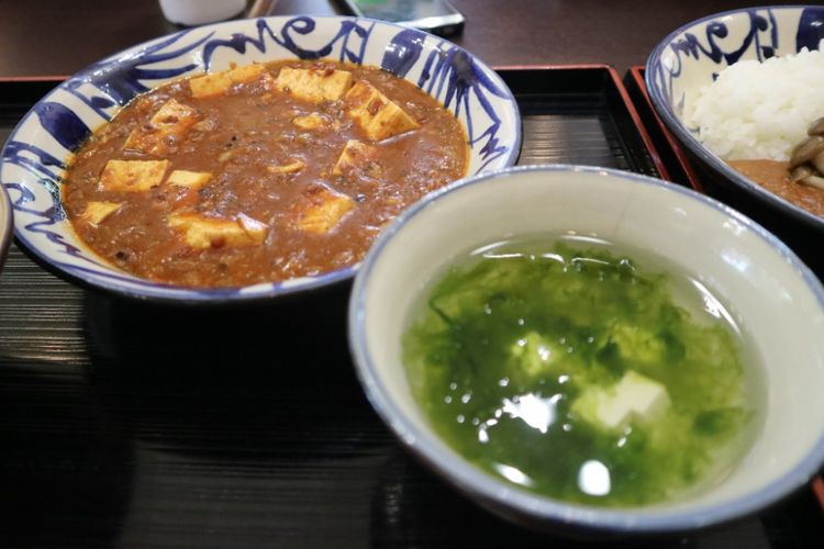 Kari Tofu dan sop tofu salah satu hidangan halal yang disajikan Suimui Resto, satu-satunya resto yang melayani hidangan halal di kawasan Shurijo Castle Park, Okinawa, Jepang, Jumat (29/6/2018).