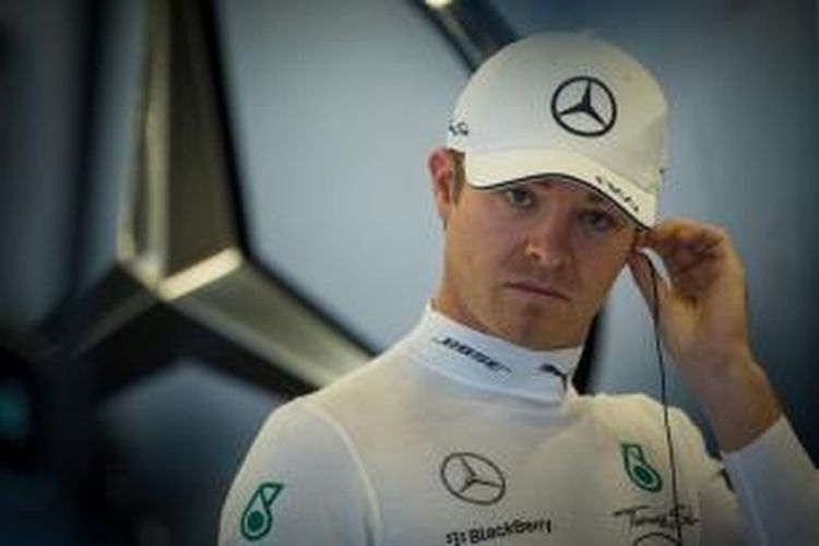 Pebalap Mercedes asal Jerman, Nico Rosberg, menunggu di paddock pada sesi latihan pertama GP Inggris di Sirkuit Silverstone, Jumat (3/7/2015).