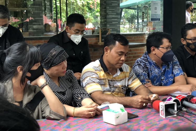 Faisal membahas ihwal hak perwalian dan hak waris Gala Sky di kawasan Gatot Subroto, Mampang, Jakarta Selatan, Selasa (23/11/2021)