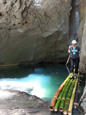 Wisatawan di Kolam Ajele, Raja Ampat, Papua Barat, Sabtu (19/10/2019).