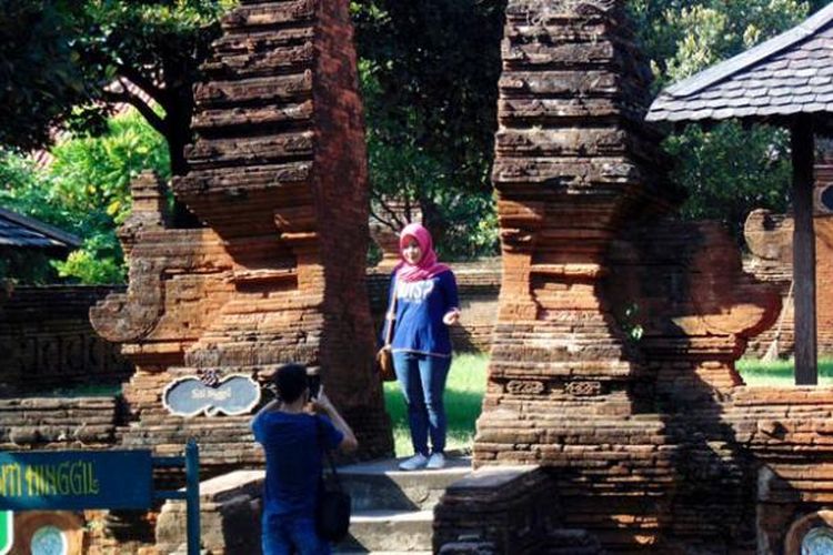 Pengunjung berfoto di gerbang Keraton Kasepuhan Cirebon di Kota Cirebon, Jawa Barat, Minggu (10/7/2016). Saat akhir pekan atau liburan, keraton peninggalan salah satu Wali Sanga, yakni Sunan Gunung Jati, tersebut ramai dikunjungi wisatawan Nusantara. 