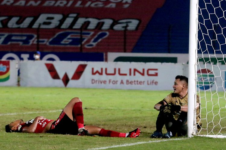 Penjaga gawang Bali United Wawan Hendrawan duduk termangu seusai gawangnya dijebol pemain Madura United pada pertandingan pekan 16 Liga 1 2021-2022 yang berakhir dengan skor 0-1 di Stadion Sultan Agung Bantul, Kamis (9/12/2021) malam.