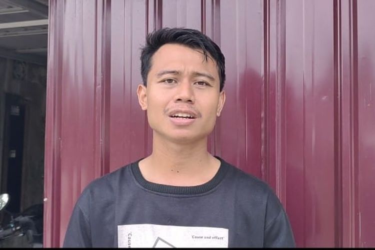 Khariq Anhar, mahasiswa Universitas Riau yang dilaporkan ke polisi karena kritik uang kuliah naik, saat diwawancarai Kompas.com di tempat tinggalnya di Jalan Bangau Sakti, Kecamatan Bina Widya, Kota Pekanbaru, Riau, Jumat (10/5/2024).