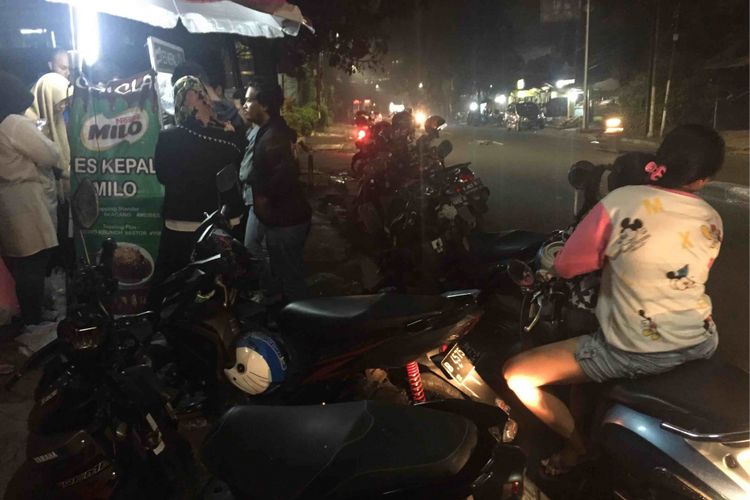 Puluhan warga rela mengantri berjam-jam pada Kamis (19/4/2018) malam hanya untuk membeli sebuah minuman yang sedang viral saat ini. Warga bersedia mengantri demi mendapatkan minuman bernama Es Kepal Milo yang dijual di sebuah lapak kecil yang berada di ruas Jalan Raya Kebayoran Lama, Jakarta Selatan. 