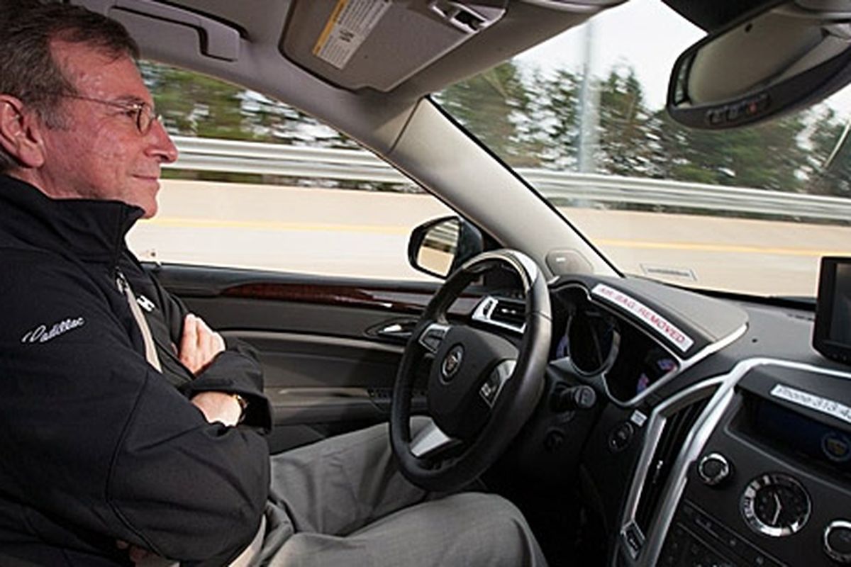 Periset GM, Innovation Program Manage, Jeremy Salinger mempelajari kebiasaan pengemudi pada semi-otonomos