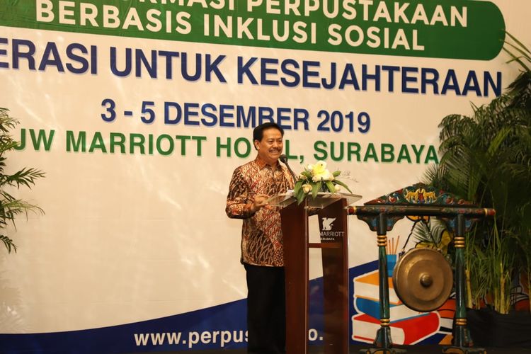 Kepala Perpustakaan Nasional (Perpusnas) Muhammad Syarif Bando saat membereikan sambutan dalam Peer Learning Meeting nasional Transformasi Perpustakaan Berbasis Inklusi Sosial, di Surabaya, Selasa (3/12/2019).
