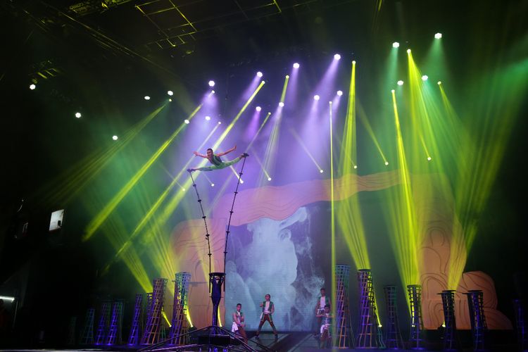 Swing pole Aksi menjadi bagian dari pertunjukan Mahabaya The Epic Story of Life Journey di Trans Studio Bandung yang mengkolaborasikan kesenian budaya tradisional dengan sirkus internasional. 