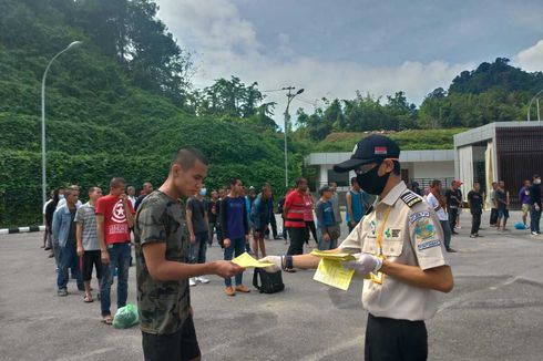 Malaysia Kembali Deportasi 136 TKI Ilegal Lewat PLBN Entikong