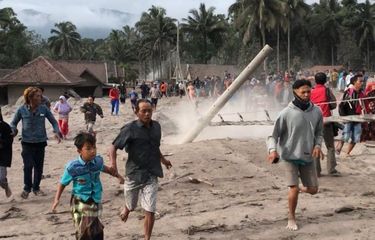 Warga berlarian meninggalkan Kampung Renteng setelah petugas menyampaikan peringatan mengenai munculnya asap di kawasan Gunung Semeru di Kabupaten Lumajang, Provinsi Jawa Timur, Minggu (5/12/2021). (ANTARA/Fiqih Arfani)