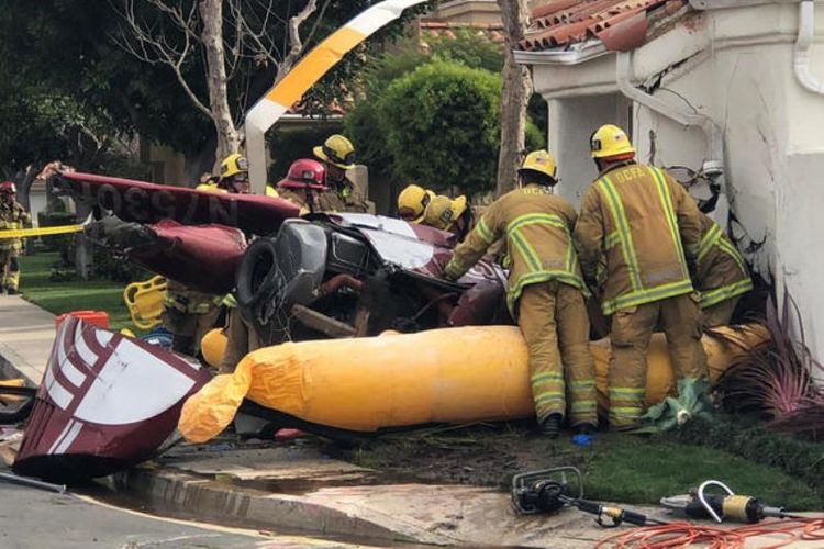 Petugas berada di lokasi kecelakaan helikopter di Newport Beach, California, Selasa (30/1/2018). (CBS)
