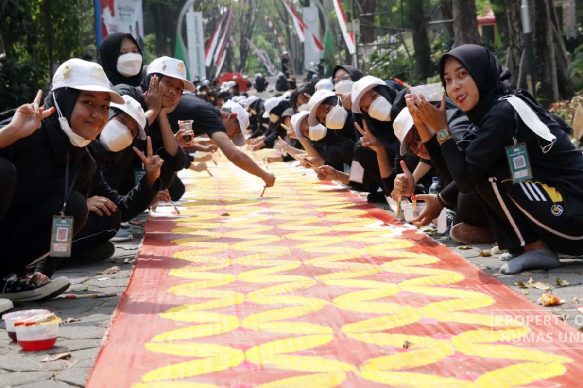 Para mahasiswa baru Universitas Sebelas Maret (UNS) yang mengikuti Kegiatan Pengenalan Kehidupan Kampus bagi Mahasiswa Baru (PKKMB) berhasil memecahkan Museum Rekor Dunia Indonesia atau MURI.