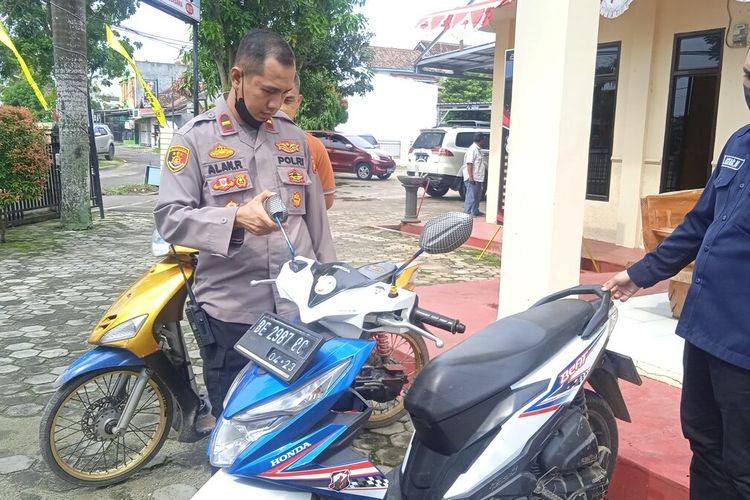 Kapolsek Tanjung Senang Ipda Alan memeriksa barang bukti sepeda motor yang dicuri oleh DD, seorang residivis kasus pencurian, Minggu (26/6/2022). Pelaku sudah tiga kali mencuri dan selalu ditembak oleh polisi karena melawan.