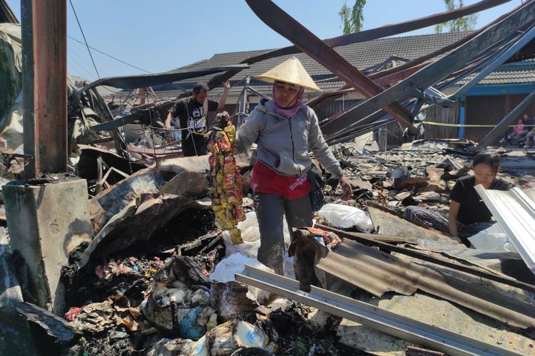 Tangis Sri di Demak, Memunguti Sisa-sisa Dagangan dari Tumpukan Abu dan Arang