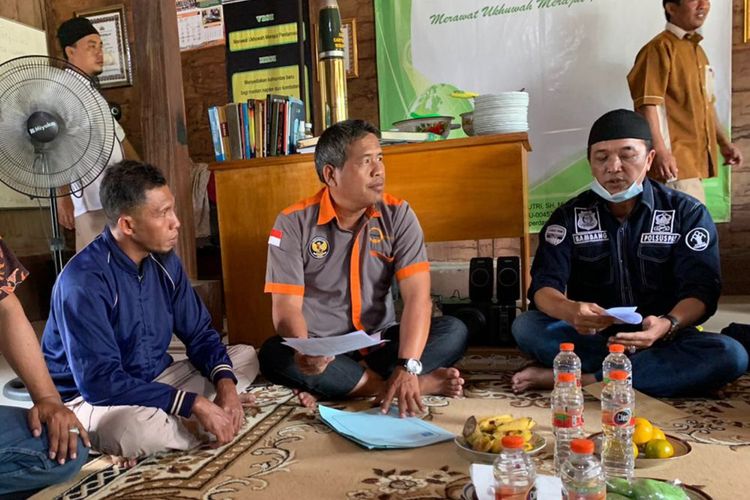 Kasim Khow (baju biru) bersama Ali Fauzi (tengah) berada di kantor Yayasan Lingkar Perdamaian di Desa Tenggulun, Kecamatan Solokuro, Lamongan.