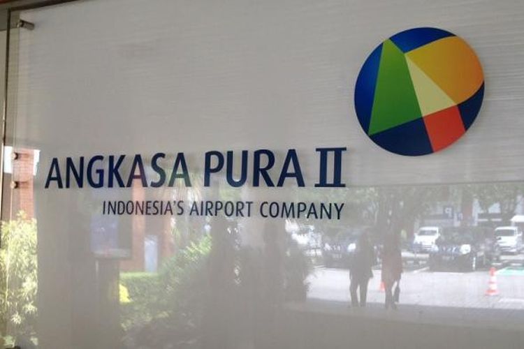 Lobi kantor PT Angkasa Pura II di Bandara Soekarno-Hatta, Tangerang, Banten.



