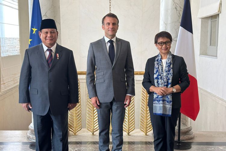 Menteri Pertahanan RI Prabowo Subianto bersama Menteri Luar Negeri RI Retno Marsudi mengunjungi Presiden Perancis Emmanuel Macron di Istana Elysee, Paris, Jumat (21/7/2023) waktu Perancis.