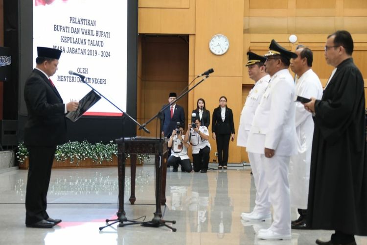 Mendagri Tito Karnavian melantik Elly Engelbert Lasut-Moktar Arunde Parapaga sebagai Bupati-Wakil Bupati Kepulauan Talaud di Kantor Kemendagri Rabu (26/2/2020). 