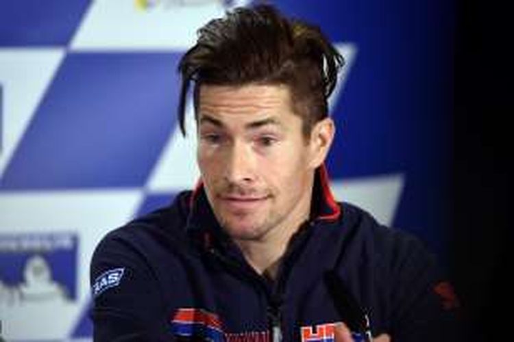 Pebalap Repsol Honda asal Amerika Serikat, Nicky Hayden, mendegarkan pertanyaan wartawan saat konferensi pers jelang GP Austraila di Sirkuit Phillip Island, Kamis (20/10/2016).