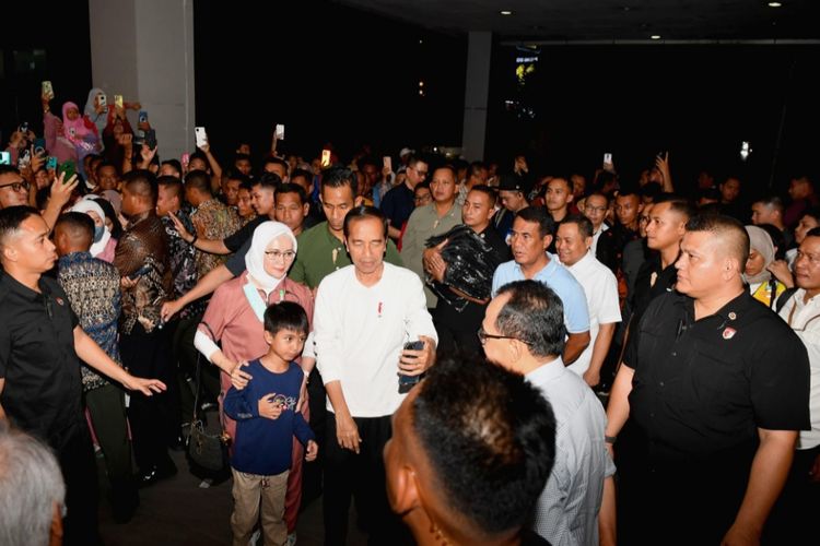 Presiden Joko Widodo saat menyapa masyarakat di Citimall Kota Gorontalo, Gorontalo pada Minggu (21/4/2024).
