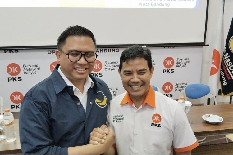 Ketua DPD PKS Kota Bandung Ahmad Rahmat Purnama (kanan) bersama Ketua DPD Partai Nasdem Kota Bandung Rendiana Awangga (kiri)