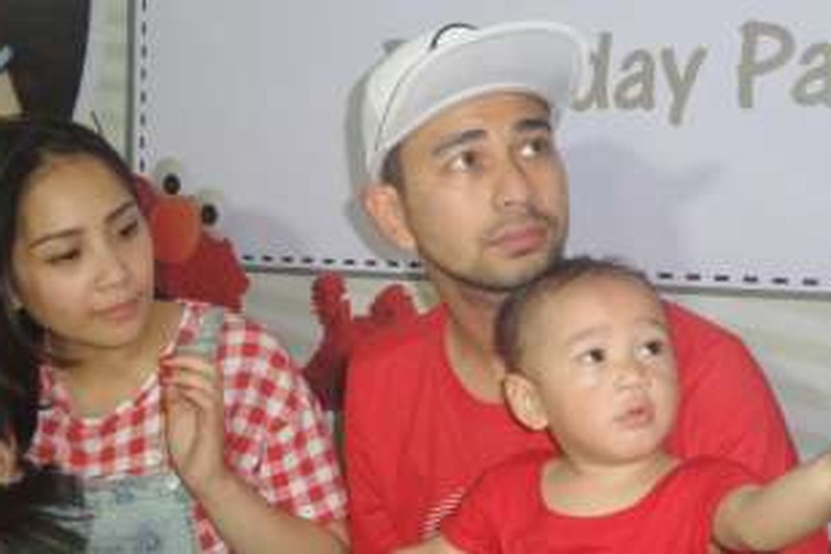 Raffi Ahmad dan Nagita Slavina usai perayaan ulang tahun pertama putranya Rafathar di Play Parq Kemang, Jakarta Selatan, Sabtu (20/8/2016).