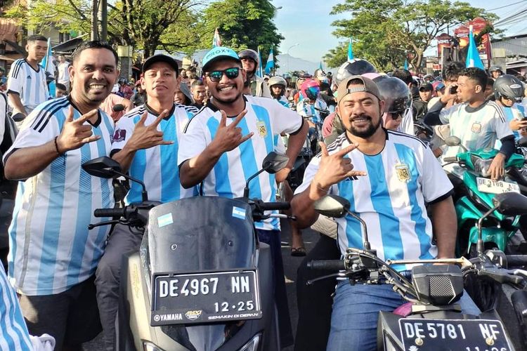 Para pendukung timnas Argentina merayakan kemenangan tim Tango di Jalan Jenderal Sudirman, kota Ambon, Maluku Rabu (14/12/2022)