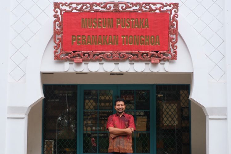 Azmi Abubakar (46) di Museum Pustaka Peranakan Tionghoa yang diririkannya tahun 2011.