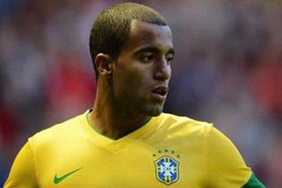 Gelandang Brasil milik Sao Paulo, Lucas Moura, tampil dalam uji coba jelang Olimpiade London 2012 melawan Inggris Raya di Stadion Riverside, Middlesbrough, Jumat (20/7/2012). 